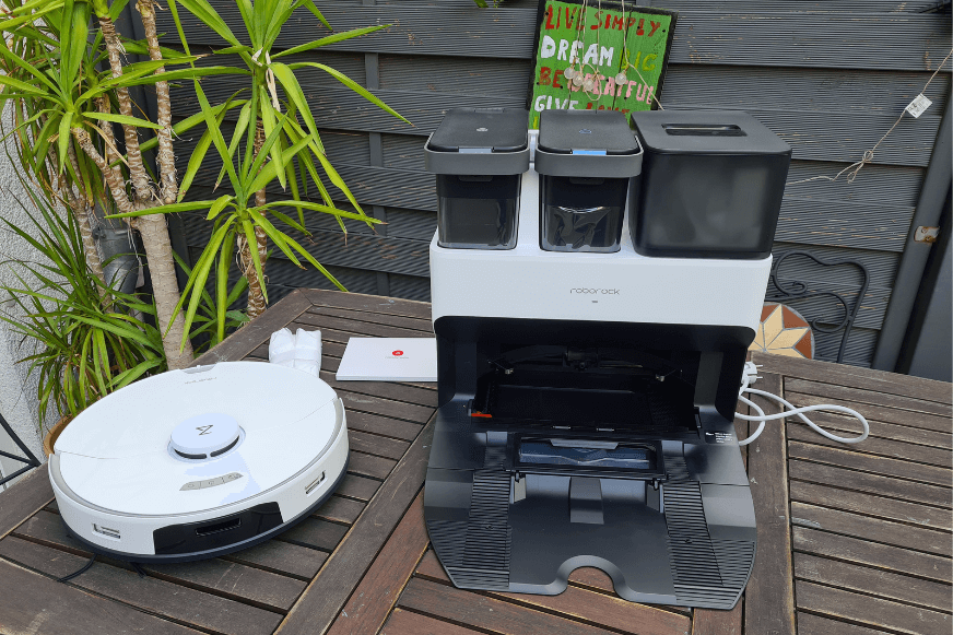 Gesamter Lieferumfang des Roborock S7 Pro Ultra steht auf dem Boden